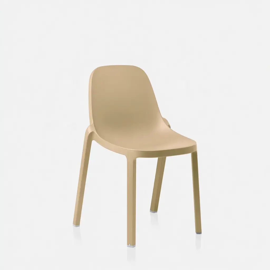 Silla con respaldo liso y patas rectas - beige